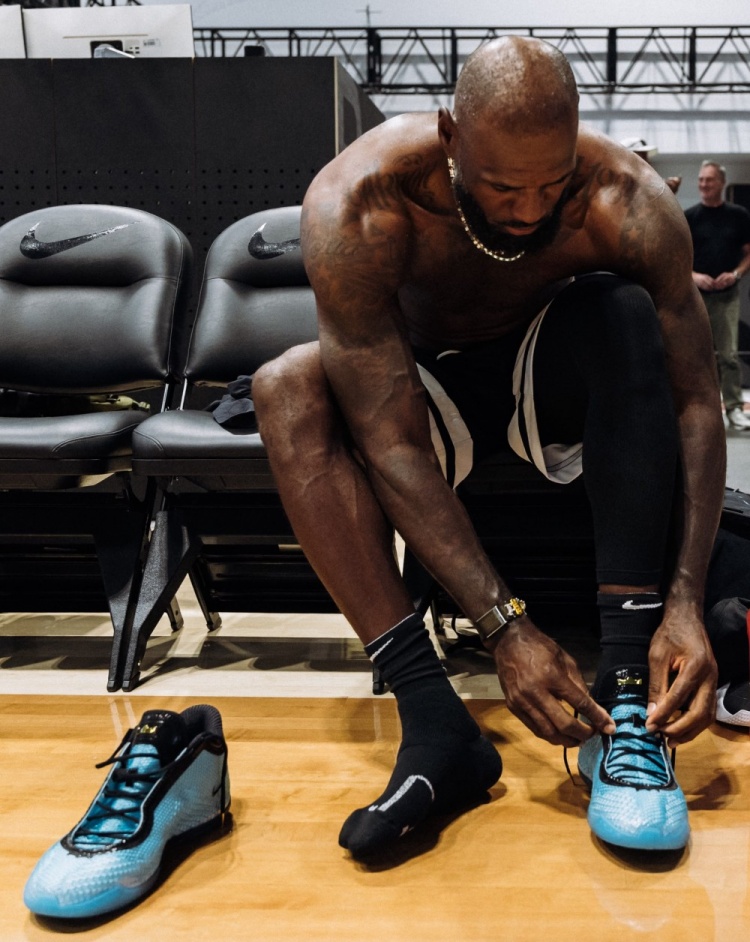 詹姆斯上脚LeBron 24训练 第24代勒布朗正代确认已在路上 詹姆斯上脚LeBron 24训练 第24代勒布朗正代确认已在路上