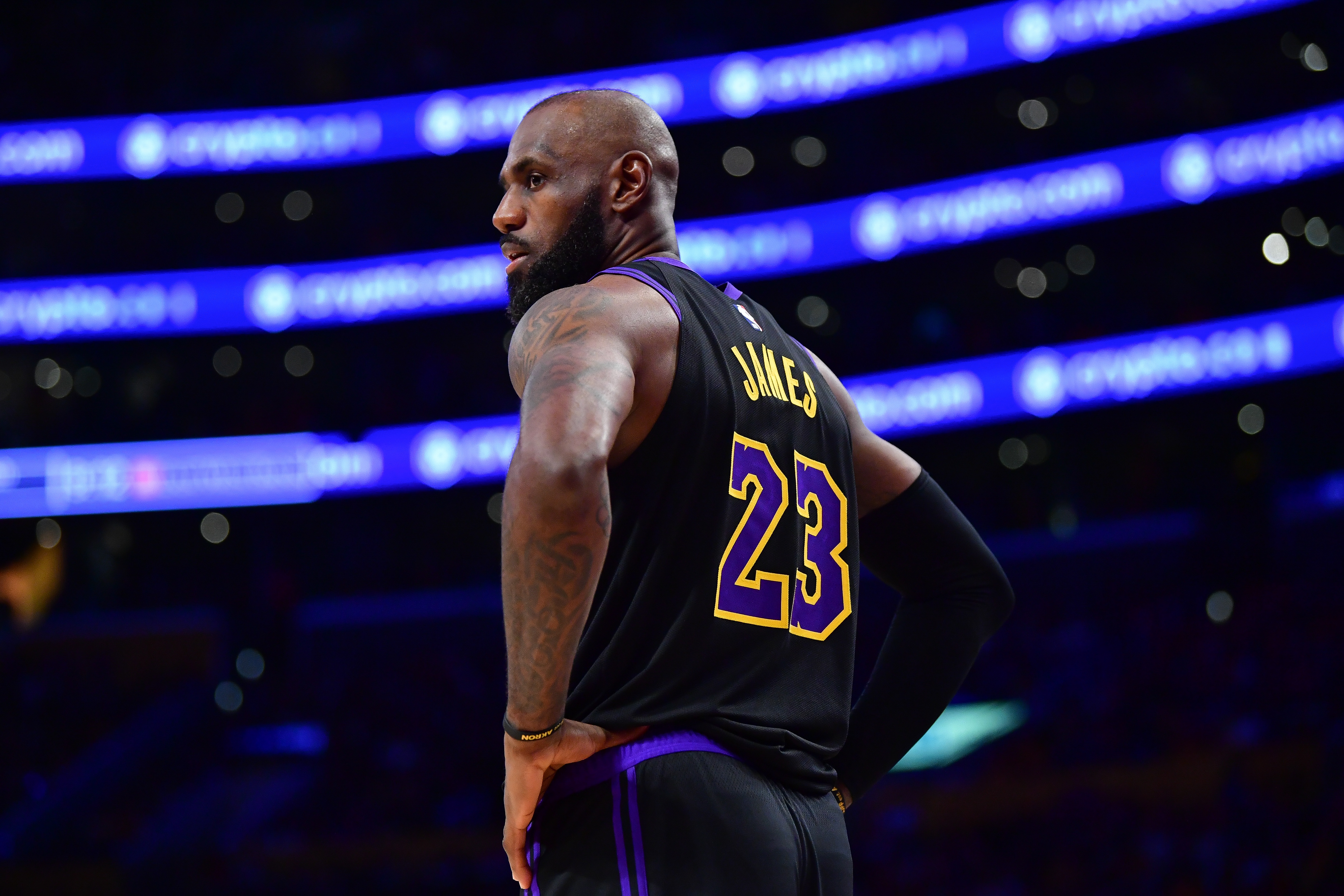 詹姆斯第21次圣诞大战创NBA纪录 湖人主场对76人