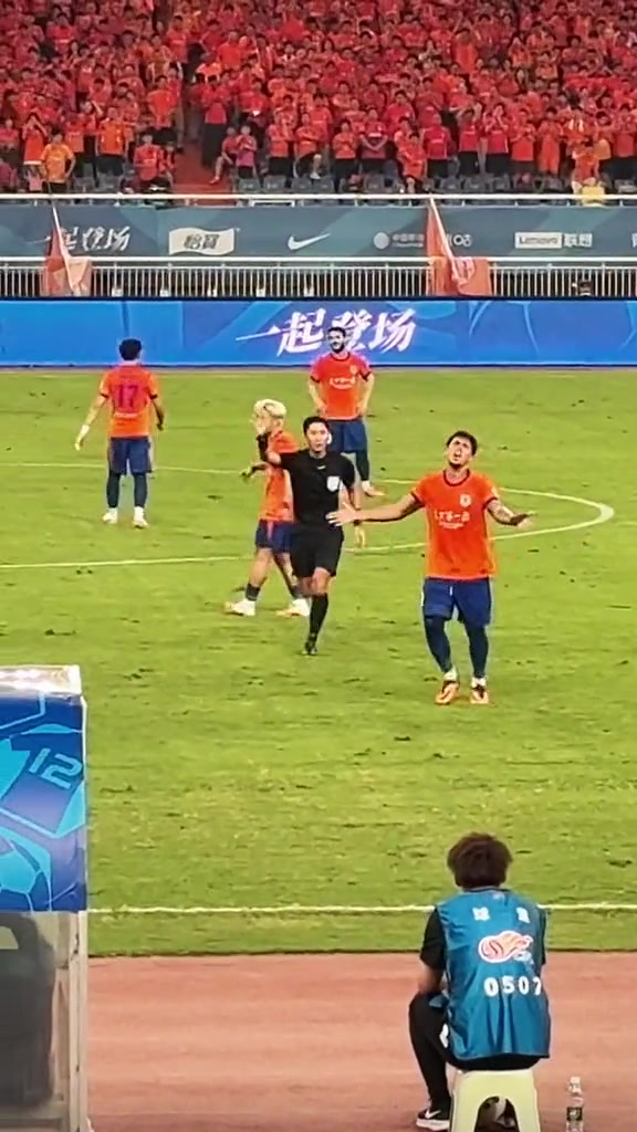 马宁对克雷桑五秒倒计时警告 泰山3-1海牛补时现争议 马宁对克雷桑五秒倒计时警告 泰山3-1海牛补时现争议