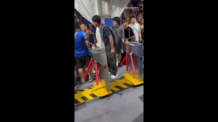 申花球迷围堵武磊球衣男童被拘,河南红魔:明知故犯还是自导自演? 申花球迷围堵武磊球衣男童被拘,河南红魔:明知故犯还是自导自演?