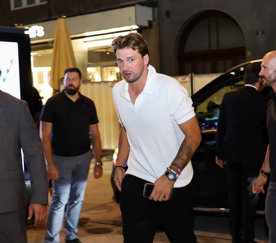 接着奏乐！湖人全队继续前往市中心的夜总会参加派对活动