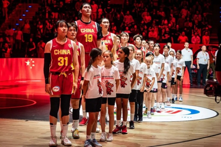 当国歌响起，4位中国女孩也站上了世界杯的舞台