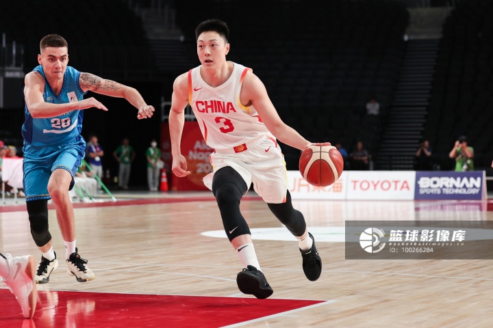 胡明轩担任旗手！上一位担任亚运开幕式旗手的男篮球员是02年李楠