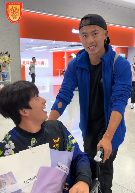 有缘千里来相会！李镇全接受手术返回重庆，在机场偶遇汪士钦