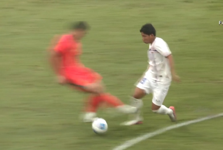 第49分钟，依木兰防守踢中对手小腿染黄